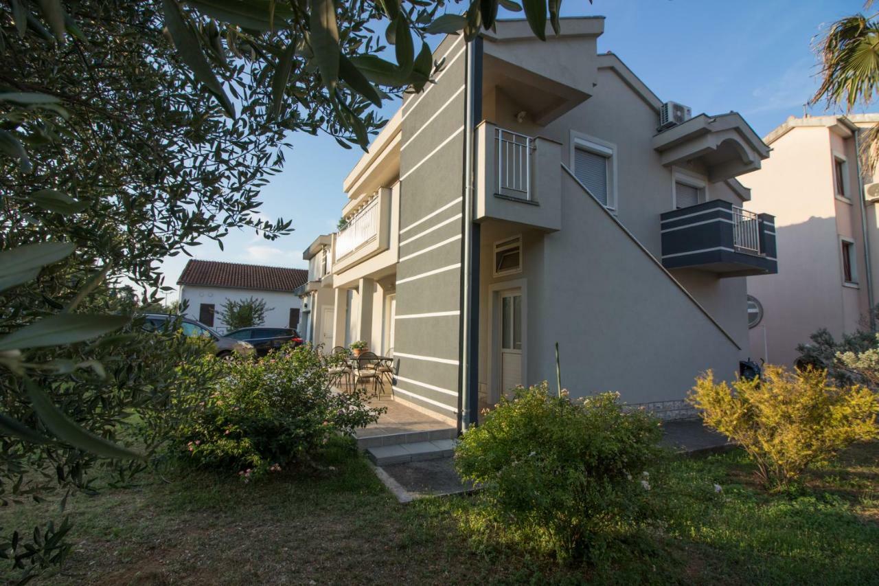 Apartments Luna Sveti Filip i Jakov Exterior foto